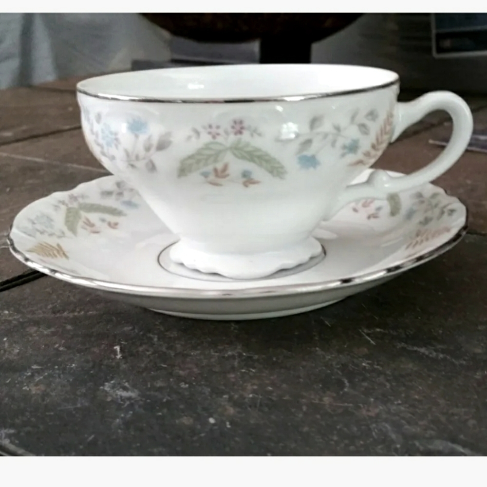 Vintage Fine China of Japan Joanne 7006  Tea Cups and Saucer Plates Retired EXC